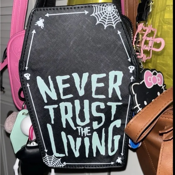 🆕 Tombstone - Coffin “Never Trust The Living” Crossbody Bag - Beetlejuice - Picture 14 of 16